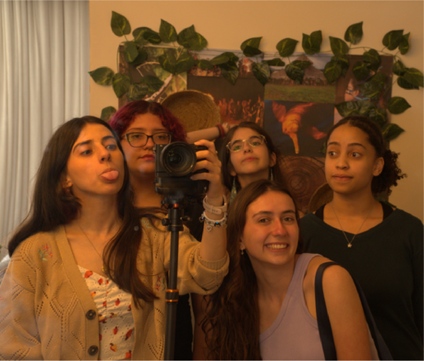 As cinco integrantes da Poiesy durante os bastidores da produção
