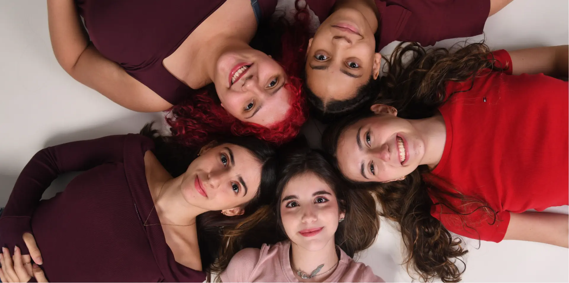 As cinco integrantes da Poiesy reunidas